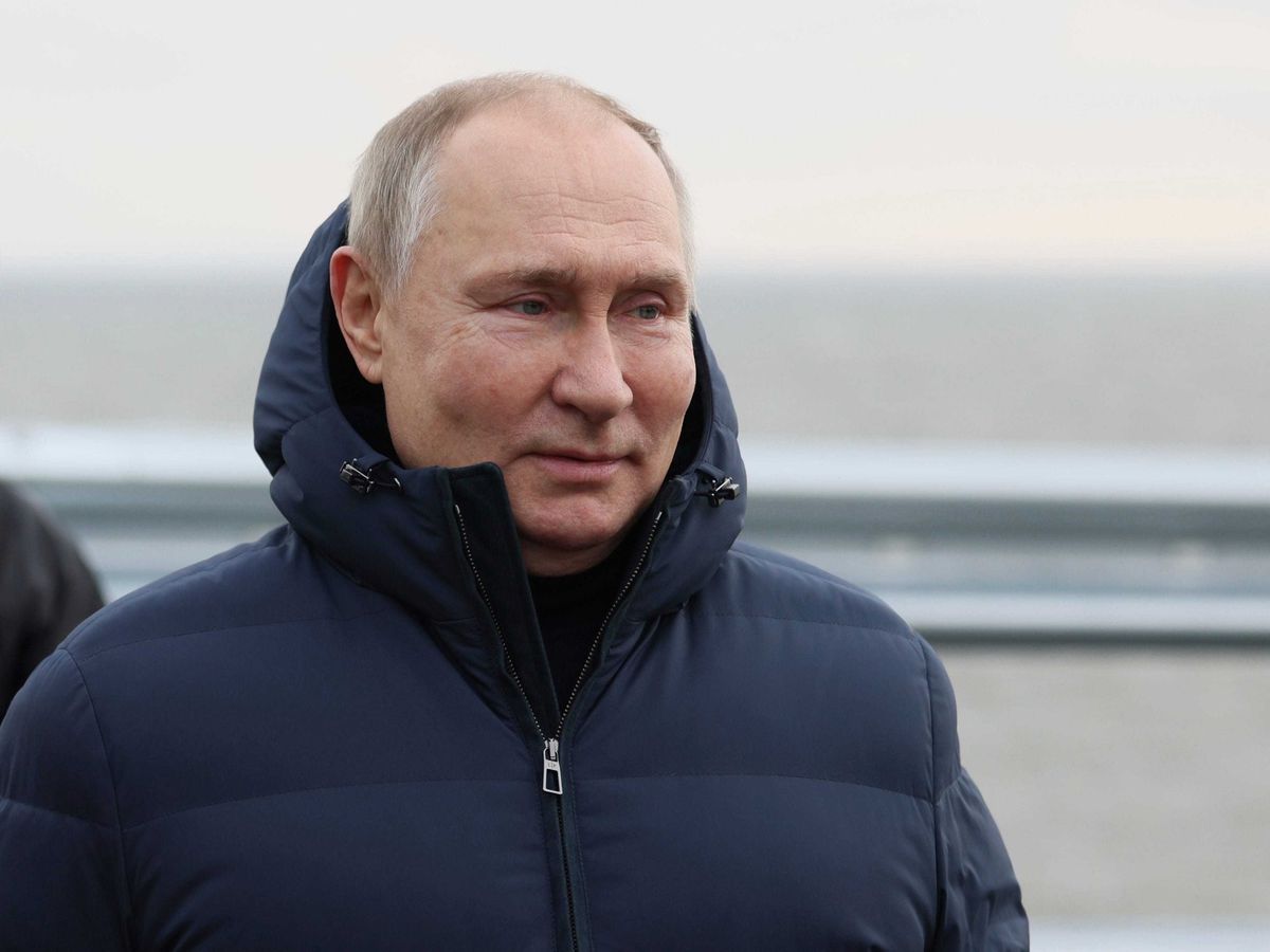 Putin drives across restored bridge to Crimea to boost Russian morale