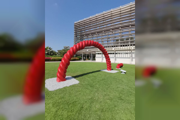 Emirates News Agency – Umm Al Emarat Park hosts award-winning art installation ‘Urban Fabric’