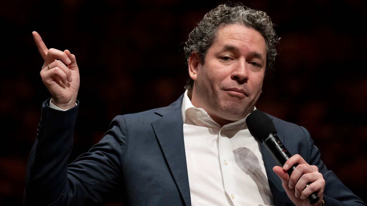 Dudamel arrives in New York for the first time since being hired