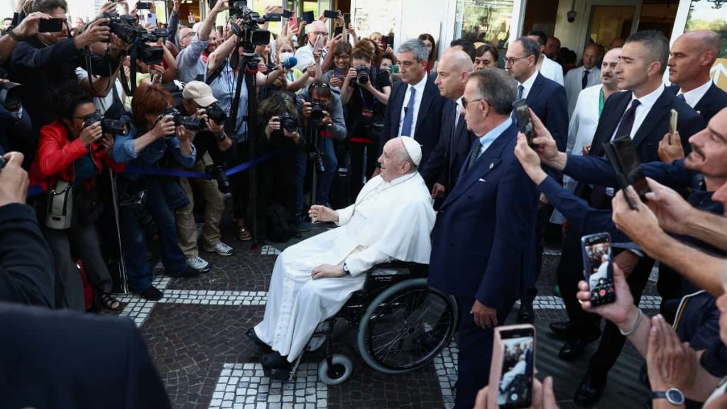 Pope Francis released from Rome's Gemini Hospital - UAE Times