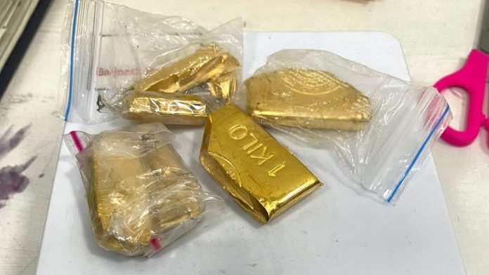 Man held for smuggling gold