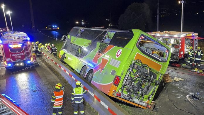 bus coach crashes in Austria