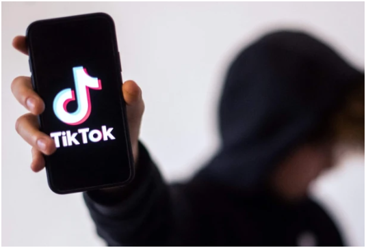 UAE's Online Space, Navigating the Dangers of 'TikTok Doctors' 